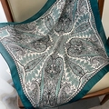 Dettaglio di foulard in seta vintage con motivo paisley e bordo verde petrolio - Blu Pavone