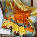 Dettaglio di un foulard in raso con stampa a olio drappeggiato su una poltrona - Blu-Giallo