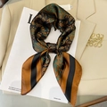 Elegante sciarpa di seta con fiori e strisce su uno sfondo blazer beige raffinato - caffè