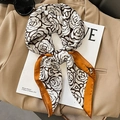Seidiges quadratisches Halstuch mit braunem Rosenmuster und orangefarbenem Rand - 70*70cm / Orangener Rand