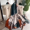 Sciarpa di moda in raso con design geometrico color-block in verde e arancione - Blu Marrone