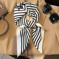 Eleganter schwarz-weiß gestreifter Seidenschal kombiniert mit Blazer und Sonnenbrille - 70*70cm / Beige-Schwarz