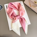 Seidiges Halstuch in Rosa und Weiß mit geometrischem Muster als Schleife gebunden - 70*70cm / Rosa