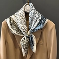 Elegante foulard in seta con stampa leopardata blu indossato su un blazer cammello - 70*70cm / Beige Blu