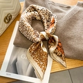 Elegante foulard in seta con stampa leopardata da donna su un maglione marrone - 70*70cm / Arancione