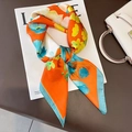 Orangefarbenes Seidenquadrat mit Blumenmuster auf einem modischen Modemagazin - 70*70cm / Orange