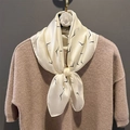 Elegante foulard in seta crema con stampa gabbiani su maglione marrone - 70*70cm / Bianco (Motivo uccello nero)