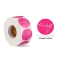 1,5 Zoll rosa runde Aufkleber-Rolle mit Free Gift Text und Herz für Geschenkverpackungen - Rosa Weiß Handschriftlicher Stil