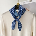 Blau-weiß gestreifter Plissee-Schal an weißem Pullover mit goldenem Kleiderbügel aufgehängt - 10*130cm / Dunstblau (YZ-25)