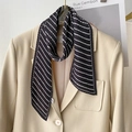 Detail eines schwarz-weiß gestreiften plissierten Seidenschals mit beigem Blazer-Jackett - 10*130cm / Schwarz (YZ-25)
