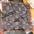 Detail eines Seidenquadrats mit Vintage-Barock-Paisley-Prints und Bronzerand - Orange-Rosa Rand (ZC-127-Orange-Rosa Rand)