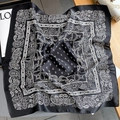 Detail van een premium zijden vierkante sjaal met decoratieve zwart-witte paisley patronen - Paisley Print Vierkante Sjaal / Zwart
