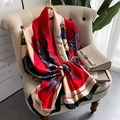 Elegante bufanda de seda roja con estampado ecuestre sobre un sofá beige - 90*180cm / Rojo (F-16)