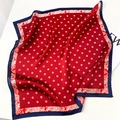 Detailansicht eines roten Seidenquadrats mit blauem Paisleymuster und Blumenmotiven - 53*53cm / Rot