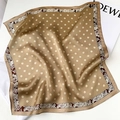 Detail eines Seidenschals mit goldener Paisleymusterung und weißen Blumendrucken - 53*53cm / Camel
