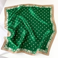 Detailansicht eines smaragdgrünen Seidentuchs mit Paisley-Rand und weißen Punkten - 53*53cm / Grün