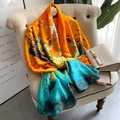 Gele zijden satijnen sjaal met pauwenbloemenprint gedrapeerd over een stoel - 90x180cm / Blauw Oranje