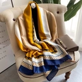 Scialle in seta satinata giallo senape e blu navy con motivi geometrici su divano - 90*180cm / Blu e Giallo (F-51)