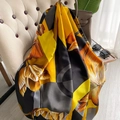 Grande scialle in seta vintage con motivi a cachi e fiori drappeggiato su una sedia - 90*180cm / Giallo e Nero