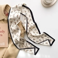 Schmaler Seidenschal mit Blumenmuster und schwarzem Rand auf khakifarbenem Mantel - Beige Blumig (PJ-3)