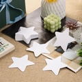 Détail d'étoiles en papier blanc de 10cm sur surface texturée pour décoration de classe - Étoile / 10 Pièces/Pack (10x10cm) / Blanc