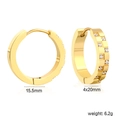 Dettaglio macro di orecchini a cerchio dorati 18K con inserti in cristalli CNC - Stile Zircone a Scacchiera Oro (EA34100AG)