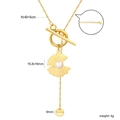 Detail der Goldkette mit OT-Verschluss, Perlen-Fächeranhänger und S.steel-Markenanhänger - Fächeranhänger OT Schnalle Perlenhalskette (NE2G160AG)