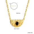Dettaglio della collana placcata oro 18K con finitura martellata e pendente nero chic - Oro/Pietra Nera (NE2D350BG)
