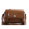 Vintage braune Schultertasche aus Wachsleder mit Metallverschluss auf weißem Hintergrund - Braun