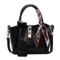Chique zwarte bucket bag met gouden sluiting en zijden sjaal met hartprint - Zwart