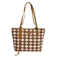 Retro tote bag met ruitpatroon, bruine lederen handvaten en merklabel op wit decor - Khaki