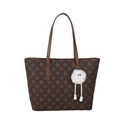 Braune Tragetasche mit K-Monogramm und weißem Plüschball-Anhänger für Damen - Stil 3