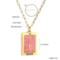 Dettaglio macro del ciondolo Tarocchi della Giustizia con resina rosa e spada dorata - Stile Giustizia-Rosa (NE2C680FG)