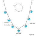 Details einer Edelstahlkette mit blauen Kronenanhängern und 40+5 cm Kettenlängenangabe - Silber Blau Großer Kronenstil (NE2C260KS)