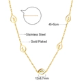 Dettaglio della collana in acciaio inossidabile placcato oro con foglie e inserto in madreperla - Collana a Foglia Cava d'Oro (NE29460AG)