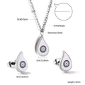 Detail van de druppelvormige boze oog ketting en oorknopjes van gepolijst roestvrij staal - Zilveren Waterdruppel Boze Oog Set (SE25560MS)