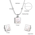 Détails de l'ensemble collier et boucles d'oreilles carrés en nacre avec dimensions - Argent Carré Visage Souriant (SE25530AS)