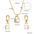 Vue détaillée des pendentifs cadenas dorés avec incrustation de nacre blanche en set - Or Carré Verrou (SE25540AG)