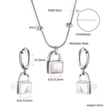 Vue détaillée du pendentif en nacre carrée sur l'ensemble collier et boucles d'oreilles - Argent Carré Verrou (SE25540AS)