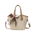 Elegante borsa a secchiello intrecciata beige con manici marroni e foulard - Albicocca