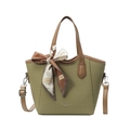 Secchiello intrecciato verde erba alla moda con finiture in pelle marrone e foulard di seta - Verde