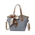 Sac seau chic en maille gris-bleu avec bandoulière en cuir marron et foulard en soie - Bleu