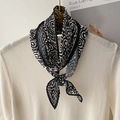Plissiertes Seidentuch mit schwarz-weißem Wirbelmuster auf weißer Strickkleidung - 10*130cm / Schwarz