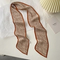 Nahaufnahme des plissierten Seidenschals mit braunem Retromuster und feinen Falten - 10*130cm / Rosa