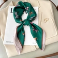 Elegante foulard in seta verde scuro con stampa equestre vintage su blazer beige - 70cmx70cm / Verde Scuro