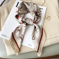 Elegante sciarpa in seta vintage con stampa di cavalli su blazer beige con accessori - 70cmx70cm / Beige