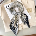 Eleganter Seidenschal mit Blumenmuster in Beige und Schwarz zu einem beigen Blazer - 70*70cm / Beige Schwarz Rand