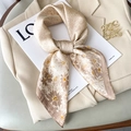 Eleganter beiger Seidenschal mit Blumenmuster als Schleife auf einem Blazer geknotet - 70*70cm / Beige Khaki