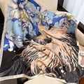 Dettaglio di un elegante foulard in seta con carpa koi dorata e motivi floreali di peonia - 90x90cm / Rosa Blu Nero