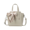 Beige bucket bag met lychee-patroon, roze zijden sjaal en verstelbare schouderriem - Off-wit
